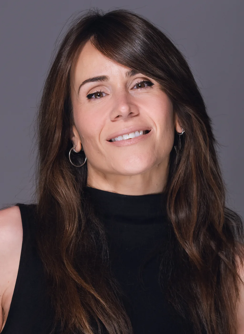 Primer plano de Miriam Martín sonriendo con top negro