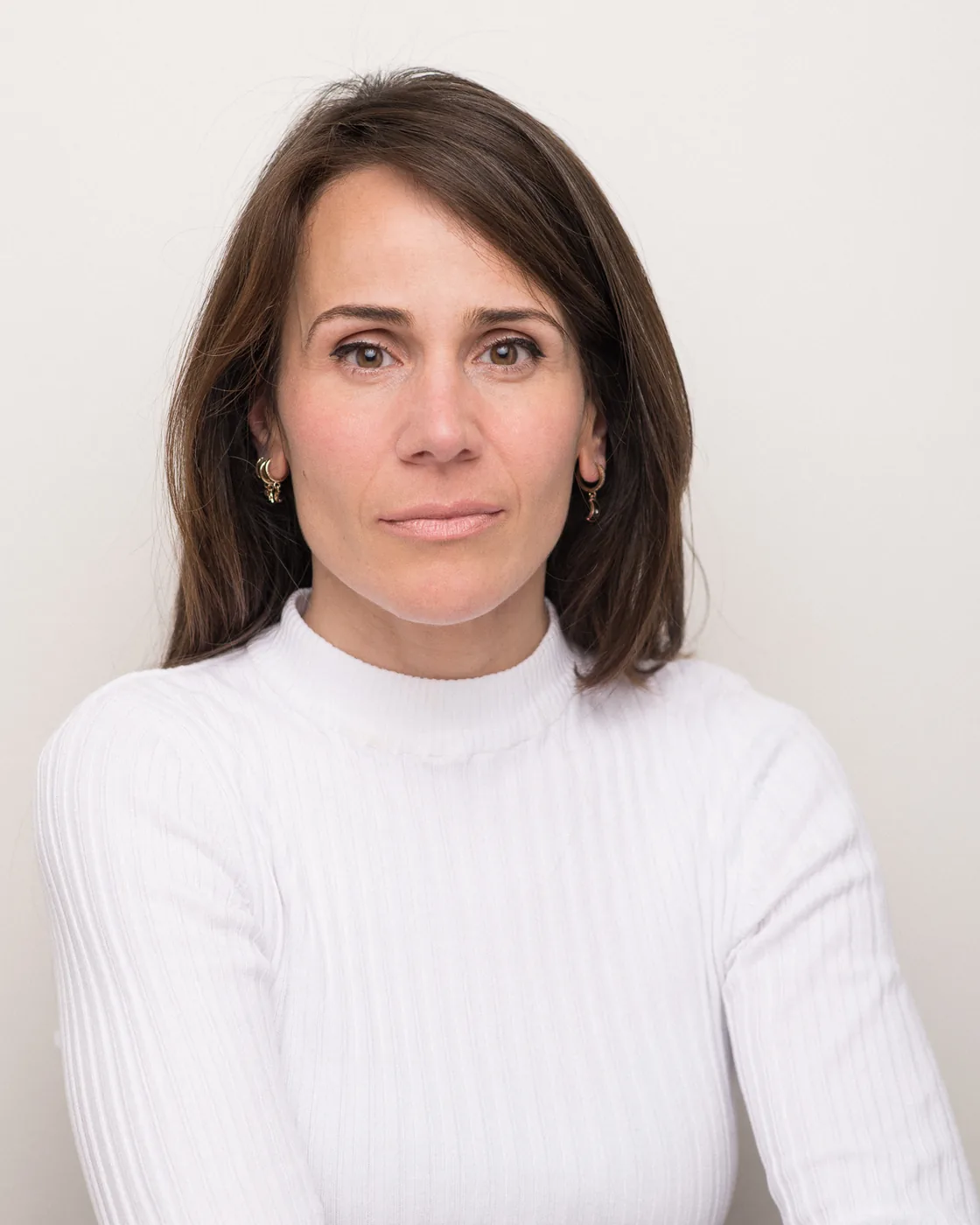 Miriam Martín con jersey blanco sobre fondo claro