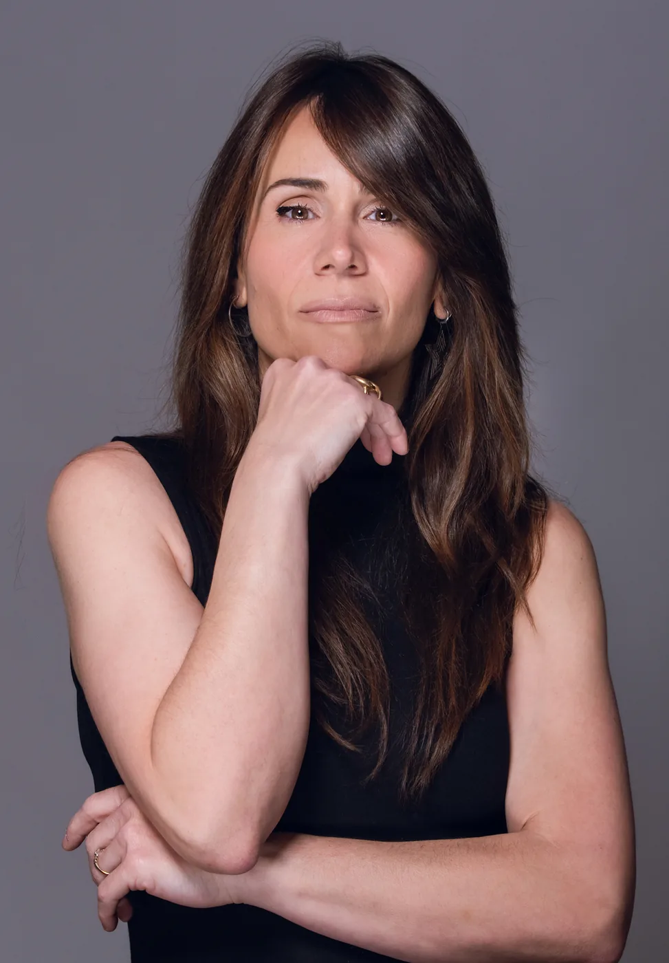 Miriam Martín con el puño bajo la barbilla, mirada directa