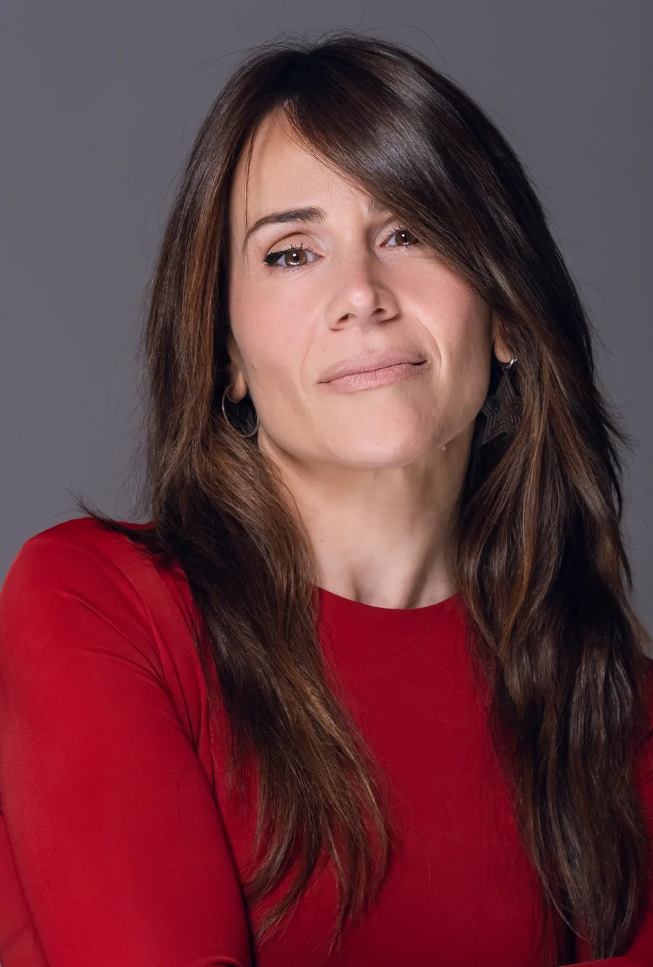 Retrato de Miriam Martín con jersey rojo y expresión seria