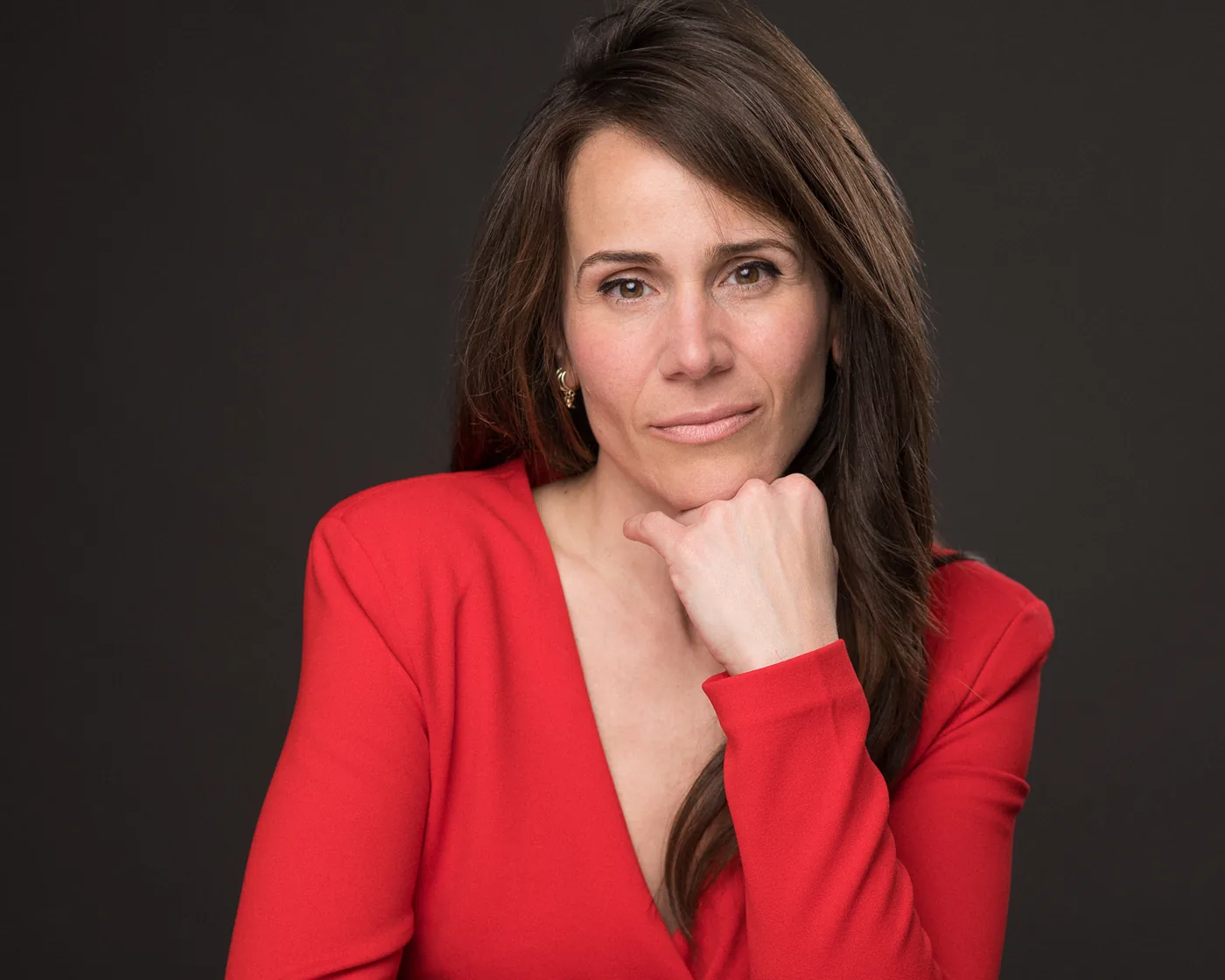 Miriam Martín con vestido rojo sobre fondo oscuro